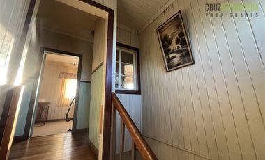 Casa en Venta en Barrio Estación, casa antigua en muy buen estado, maderas nativas y gran jardín.