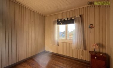 Casa en Venta en Barrio Estación, casa antigua en muy buen estado, maderas nativas y gran jardín.