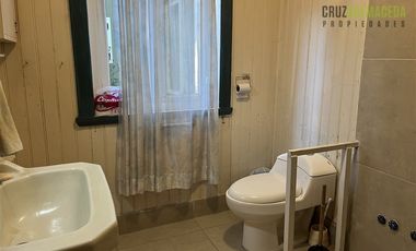 Casa en Venta en Barrio Estación, casa antigua en muy buen estado, maderas nativas y gran jardín.