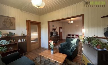 Casa en Venta en Barrio Estación, casa antigua en muy buen estado, maderas nativas y gran jardín.