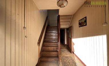 Casa en Venta en Barrio Estación, casa antigua en muy buen estado, maderas nativas y gran jardín.