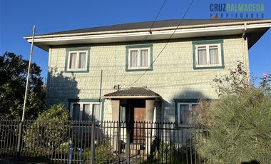 Casa en Venta en Barrio Estación, casa antigua en muy buen estado, maderas nativas y gran jardín.