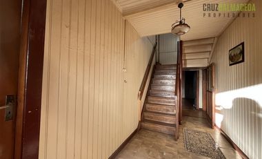 Casa en Venta en Barrio Estación, casa antigua en muy buen estado, maderas nativas y gran jardín.