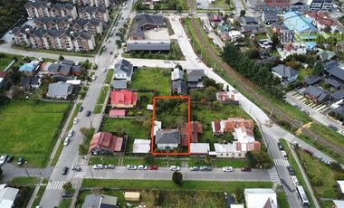 Casa en Venta en Barrio Estación, casa antigua en muy buen estado, maderas nativas y gran jardín.