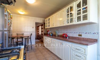 Amplia y comoda propiedad a pasos de Metro Rojas Magallanes.