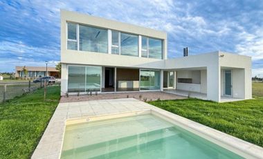 Casa de 4 dormitorios con pileta, fondo al norte y al reservorio en Vida Club de Campo