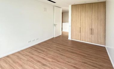 Casa de 4 dormitorios con pileta, fondo al norte y al reservorio en Vida Club de Campo