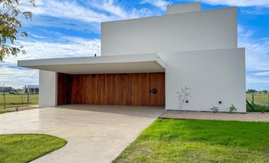 Casa de 4 dormitorios con pileta, fondo al norte y al reservorio en Vida Club de Campo