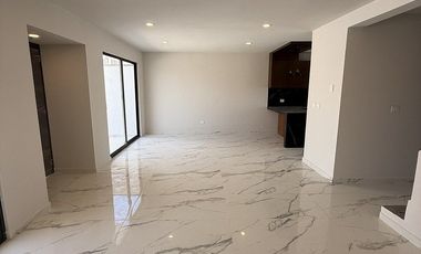 Casa en venta- Habitación en planta baja, amplio jardín y roof garden