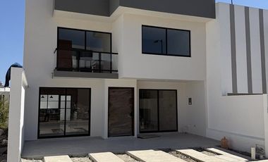 Casa en venta- Habitación en planta baja, amplio jardín y roof garden