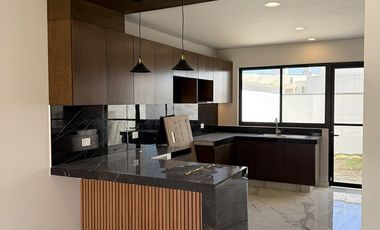 Casa en venta- Habitación en planta baja, amplio jardín y roof garden