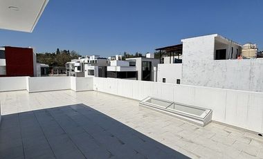 Casa en venta- Habitación en planta baja, amplio jardín y roof garden