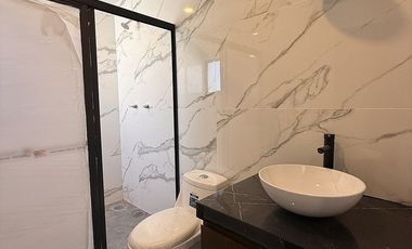 Casa en venta- Habitación en planta baja, amplio jardín y roof garden