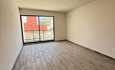 Casa en venta- Habitación en planta baja, amplio jardín y roof garden