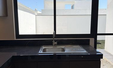 Casa en venta- Habitación en planta baja, amplio jardín y roof garden