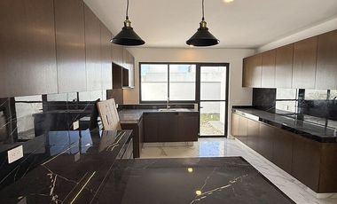 Casa en venta- Habitación en planta baja, amplio jardín y roof garden