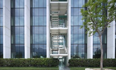 Renta piso de oficinas de 712m2 en edificio zona Valle San Pedro Garza García