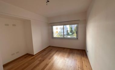 Piso de 4 ambientes en el Centro de Martínez, con parrilla propia, cochera y baulera, bajas expensas