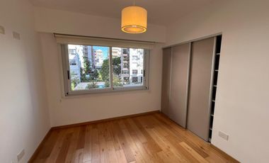 Piso de 4 ambientes en el Centro de Martínez, con parrilla propia, cochera y baulera, bajas expensas
