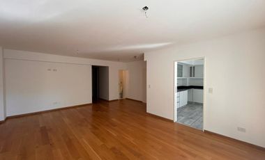 Piso de 4 ambientes en el Centro de Martínez, con parrilla propia, cochera y baulera, bajas expensas