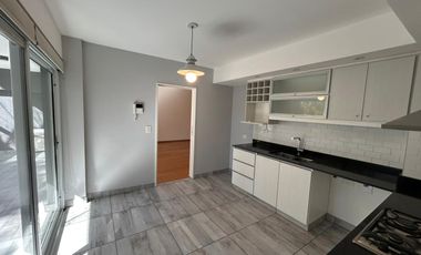 Piso de 4 ambientes en el Centro de Martínez, con parrilla propia, cochera y baulera, bajas expensas