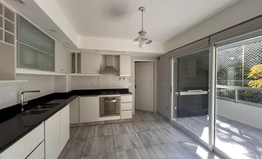 Piso de 4 ambientes en el Centro de Martínez, con parrilla propia, cochera y baulera, bajas expensas
