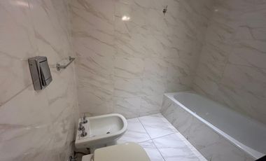 Piso de 4 ambientes en el Centro de Martínez, con parrilla propia, cochera y baulera, bajas expensas