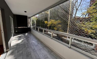 Piso de 4 ambientes en el Centro de Martínez, con parrilla propia, cochera y baulera, bajas expensas