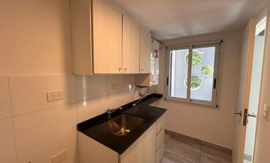 Piso de 4 ambientes en el Centro de Martínez, con parrilla propia, cochera y baulera, bajas expensas