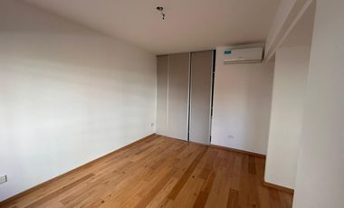 Piso de 4 ambientes en el Centro de Martínez, con parrilla propia, cochera y baulera, bajas expensas