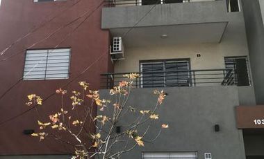 DEPTO 1° PISO X ESCALERA 2 AMB C/COCHERA - APTO CREDITO