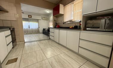 VENTA CASA DE 4 DORMITORIOS CON PATIO EN PARQUE FIELD