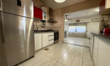 VENTA CASA DE 4 DORMITORIOS CON PATIO EN PARQUE FIELD