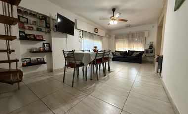 VENTA CASA DE 4 DORMITORIOS CON PATIO EN PARQUE FIELD