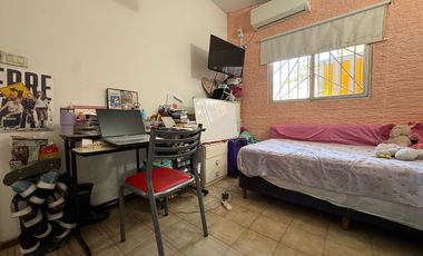 VENTA CASA DE 4 DORMITORIOS CON PATIO EN PARQUE FIELD