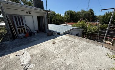 VENTA CASA DE 4 DORMITORIOS CON PATIO EN PARQUE FIELD