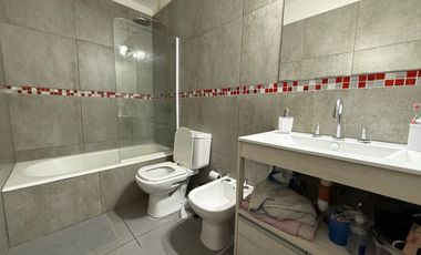 VENTA CASA DE 4 DORMITORIOS CON PATIO EN PARQUE FIELD