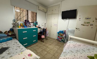 VENTA CASA DE 4 DORMITORIOS CON PATIO EN PARQUE FIELD