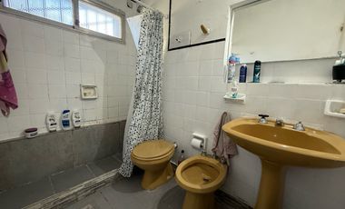 VENTA CASA DE 4 DORMITORIOS CON PATIO EN PARQUE FIELD