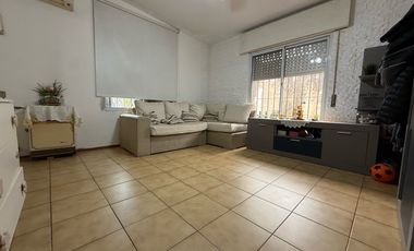 VENTA CASA DE 4 DORMITORIOS CON PATIO EN PARQUE FIELD