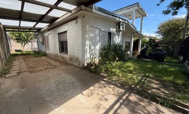 VENTA CASA DE 4 DORMITORIOS CON PATIO EN PARQUE FIELD