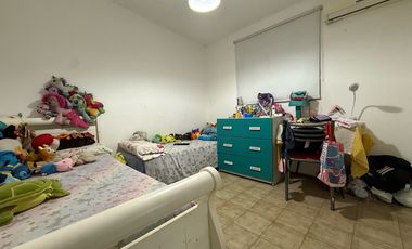 VENTA CASA DE 4 DORMITORIOS CON PATIO EN PARQUE FIELD