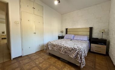 VENTA CASA DE 4 DORMITORIOS CON PATIO EN PARQUE FIELD