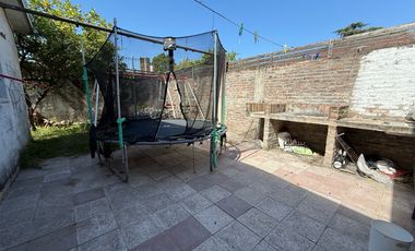 VENTA CASA DE 4 DORMITORIOS CON PATIO EN PARQUE FIELD