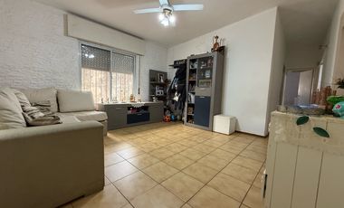 VENTA CASA DE 4 DORMITORIOS CON PATIO EN PARQUE FIELD