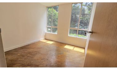 Venta apartamento en El Poblado, con terraza y para reformar