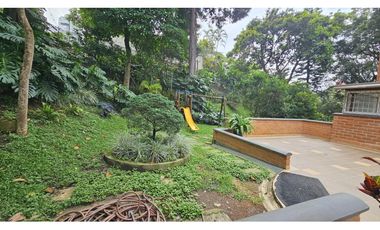 Venta apartamento en El Poblado, con terraza y para reformar