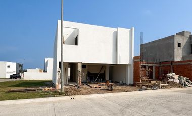 CASA EN FRENNTE A PARQUE PREVENTA EN LOMAS DEL DORADO