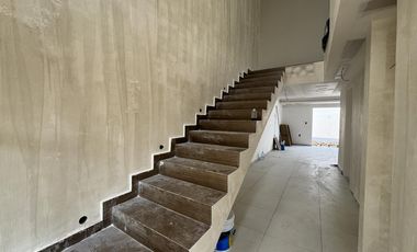 CASA EN FRENNTE A PARQUE PREVENTA EN LOMAS DEL DORADO