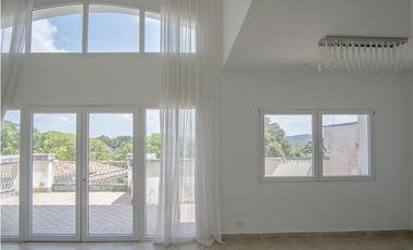 Remate de apartamento tipo townhouses Cocolí, Tucan Country Club